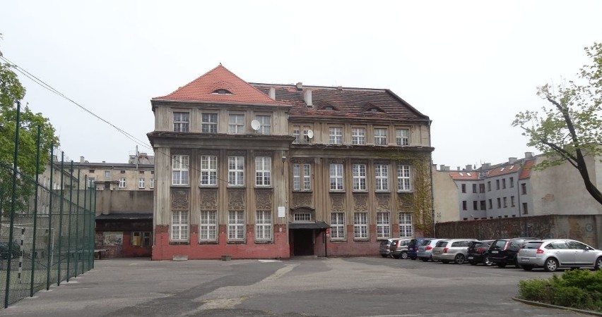 Sufit oberwał się w Gimnazjum nr 61 przy ul. Słowackiego w...