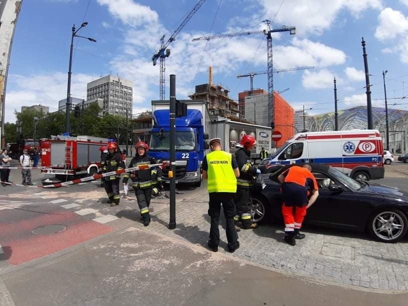 Porsche zderzyło się z ciężarówką. Wypadek na skrzyżowaniu al. Kościuszki z al. Mickiewicza 