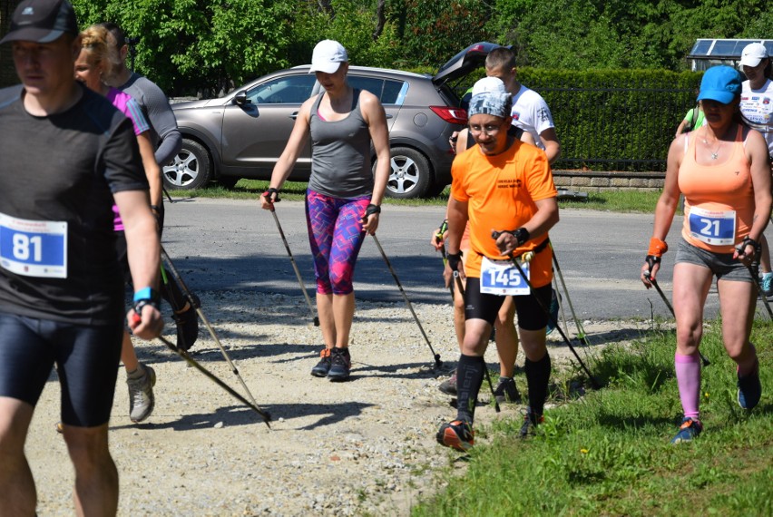 Hektolitry potu wylane w marszu nordic walking w Janczewie