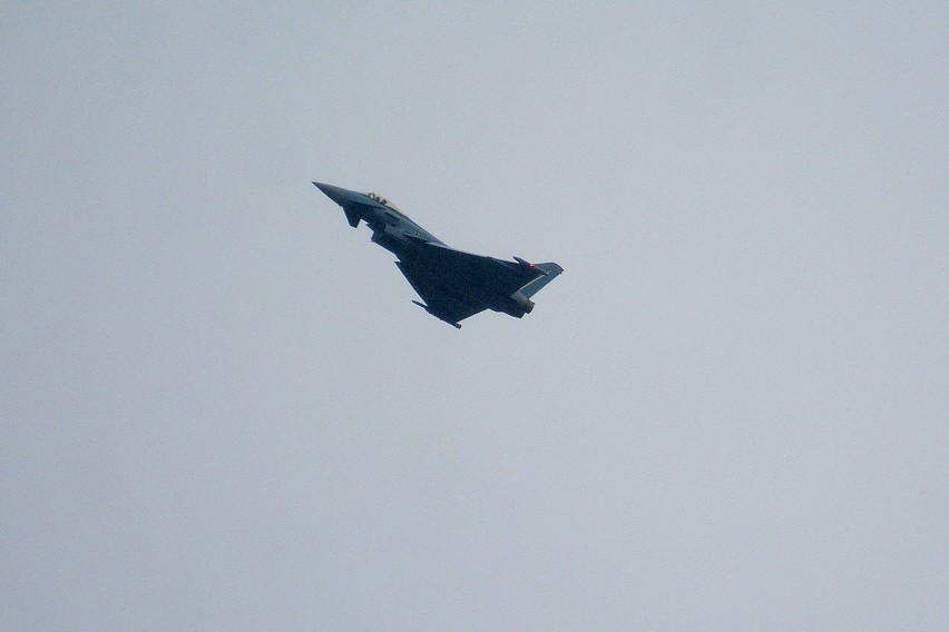 Air Show 2018 w Radomiu. Zakończone niedzielne pokazy na lotnisku Sadków. Widzowie oglądali je mimo deszczu i przerw w pokazach w powietrzu