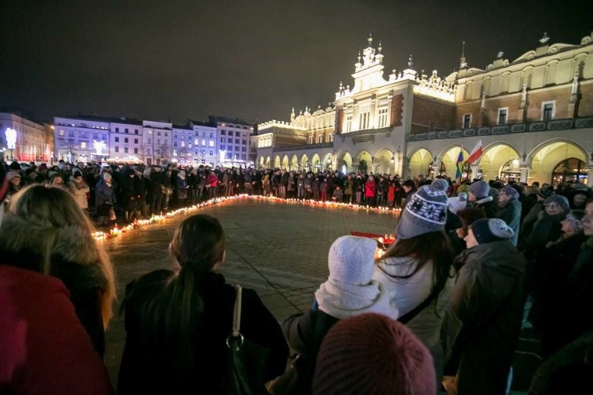 Największe serce świata dla Pawła Adamowicza. Akcja w Krakowie i w całej Polsce [ZDJĘCIA]