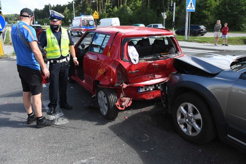 Wypadek w Dąbrowie pod Kielcami. Zderzyły się trzy samochody, kobieta w szpitalu [WIDEO, ZDJĘCIA]