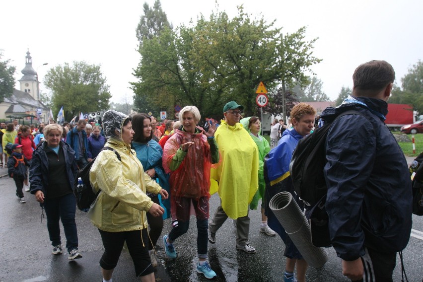 Wyruszyła 25. Piesza Pielgrzymka Diecezji Bielsko-Żywieckiej na Jasną Górę 2016 [ZDJĘCIA]