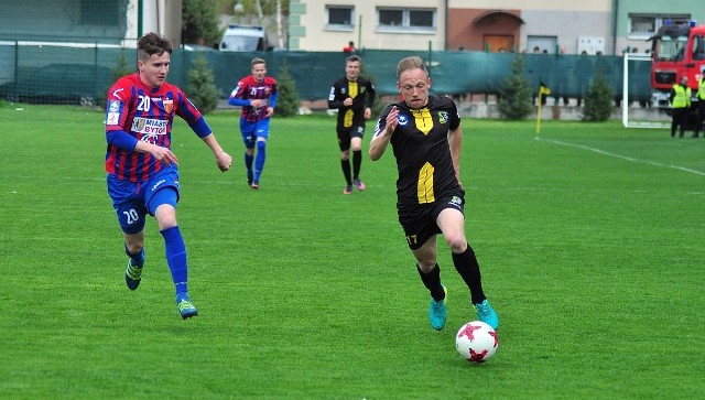 Hubert Tomalski (z piłką) wraca do kadry meczowej Siarki Tarnobrzeg po pauzie za nadmiar żółtych kartek.