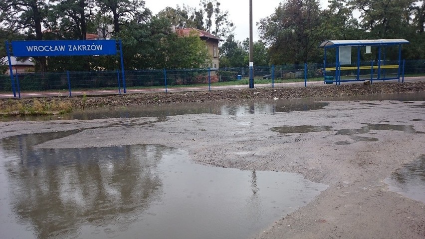 Gdy tylko popada, woda zalewa plac przy stacji Wrocław...