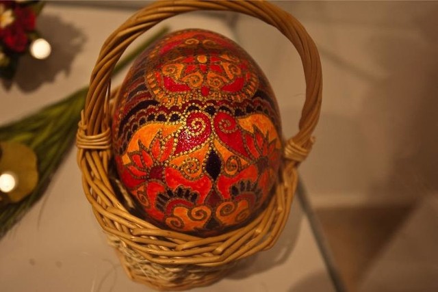 Jak zrobić pisanki? Istnieje wiele rodzai zdobionych, świątecznych jajek. Jedną z nich są tzw. drapanki. Technika polega na drapaniu ostrym narzędziem barwionej skorupki jajka. Drapanki można najczęściej spotkać w Polsce oraz Austrii. 