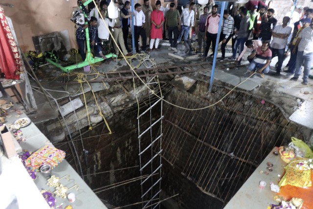 Co najmniej 35 osób zginęło w wyniku zawalenia się studni w kompleksie świątynnym w Indore w Indiach.
