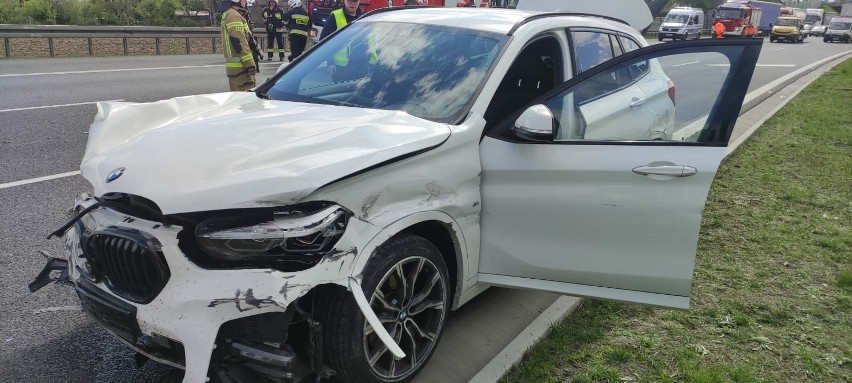 Kierująca BMW uderzyła w bok ciężarówki.