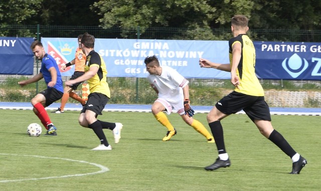 W czwartoligowym meczu GKS Nowiny pewnie pokonał Orlicz Suchedniów.GKS Nowiny - Orlicz Suchedniów  5:1 (0:0)Bramki zdobyli: Wojciech Niebudek 60, Bartłomiej Papka 67, Dominik Szewczyk 70, Jakub Olearczyk 85 i 90 1 - Piotr Solnica 75.Zapraszamy do obejrzenia galerii zdjęć z tego spotkania. Szczegóły na kolejnych slajdach.(dor, PW)