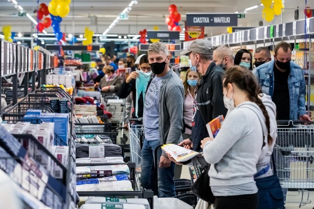 W środę przypada Światowy Dzień Kota. Nie zapomniała o tym Biedronka, która przygotowała specjalne okazje na karmę. Promocji w jednym z najpopularniejszych supermarketów jest zdecydowanie więcej! Duże okazje ma też Lidl. Po obniżonych cenach kupimy chociażby wędliny, nabiał i owoce. Sprawdźcie najnowsze promocje w dalszej części galerii! SPRAWDŹ PROMOCJE NA KOLEJNYCH SLAJDACH >>>