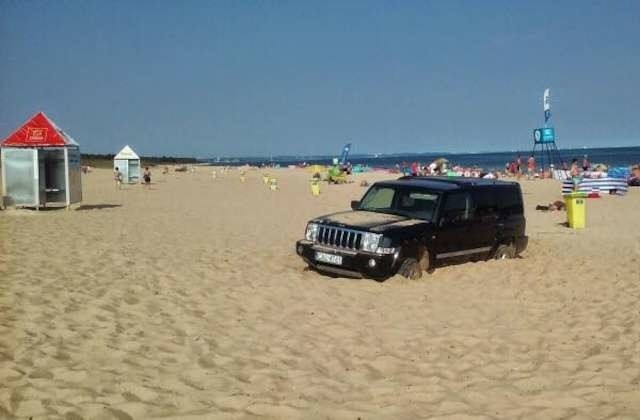 Tak oto prezentował się zakopany na plaży w Sobieszewie jeep w niedzielę nad ranem.