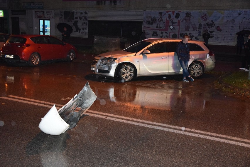 Skarżysko-Kamienna. Opel wjechał w karetkę z chorymi ludźmi. 22-letni kierowca bez uprawnień