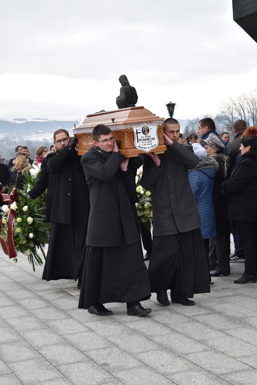 Chomranice. Tłumy pożegnały ks. Piotra Pławeckiego, który zginął w wypadku na DK 75. Był płacz i słowa otuchy od biskupa Andrzeja Jeża 