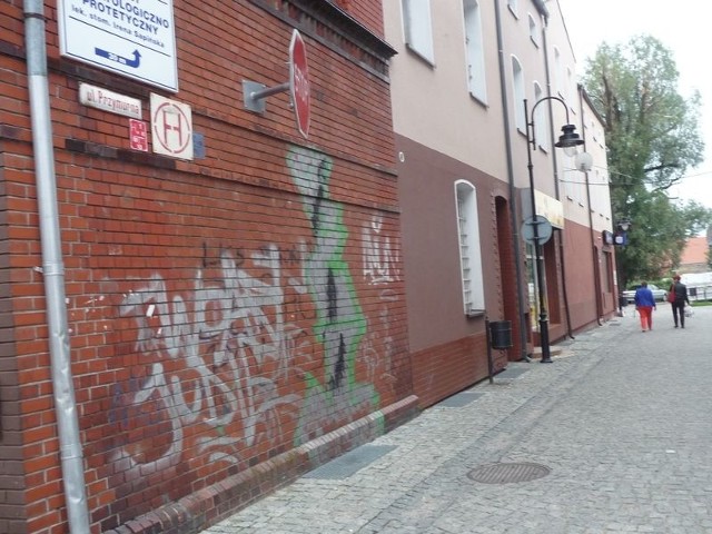 Pomazana ściana budynku przy ulicy Przymurnej w Lęborku.  