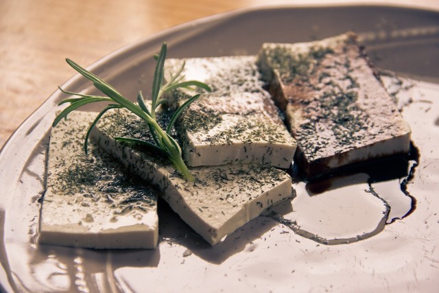 Tofu odznacza się wysoką zawartością białka sojowego, wapnia i fosforu. Często spożywany jest przez wegetarian i dodawany do wielu sałatek i dań.