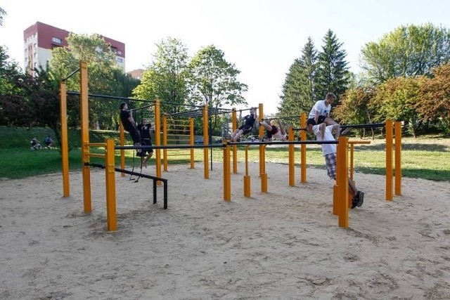 Plac do street workoutu wcześniej otwarto na bulwarach nad Wisłokiem.