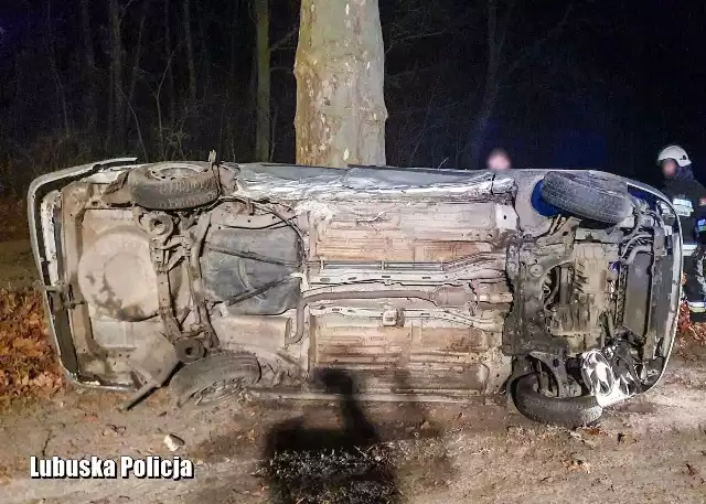 Policjanci ze strzeleckiej drogówki zatrzymali kierowcę forda, po tym jak jego auto uderzyło w drzewo i dachowało. Mężczyzna miał w organizmie niemal dwa promile alkoholu. Próbował uciec przed patrolem. Do zdarzenia doszło kilka tygodni temu (6 stycznia) na drodze w pobliżu Dobiegniewa. Policjanci ze strzeleckiej drogówki zauważyli osobowego forda, którego kierowca wykonywał niebezpieczne manewry. Jechał lewym pasem jezdni, niebezpiecznie wyprzedzał inne pojazdy.Kiedy policjanci dali sygnały świetlne i dźwiękowe do zatrzymania – kierowca forda zaczął uciekać. Sytuacja była bardzo niebezpieczna, bo na drodze był spory ruch, a mężczyzna jechał całą szerokością drogi. W pewnym momencie kierowca osobówki stracił panowanie nad pojazdem, uderzył w drzewo i dachował. Mimo że zdarzenie wyglądało bardzo poważnie, mężczyzna wyszedł z samochodu o własnych siłach. Policjanci nabrali podejrzeń, że 22-latek może znajdować się pod działaniem alkoholu. Dlatego została pobrana od niego krew do analizy. Dzisiaj wiadomo, że miał w organizmie niemal dwa promile alkoholu. Mężczyzna usłyszał zarzuty związane z jazdą w stanie nietrzeźwości i niezatrzymaniem do kontroli. Odpowie również za szereg wykroczeń, które popełnił na drodze. Grozi mu do trzech lat pozbawienia wolności. Policja udostępniła nagranie, na którym widać niebezpieczną jazdę kierowcy.