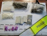 Ostrołęcka policja zatrzymała 25-latka, u którego znalazła narkotyki. Okazało się, że mężczyzna był poszukiwany do odbycia kary 