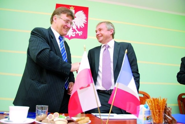 Wszyscy zyskujemy &#8211; mówili starosta Wiesław Pusz (z lewej) i prezydent Alain Cordier