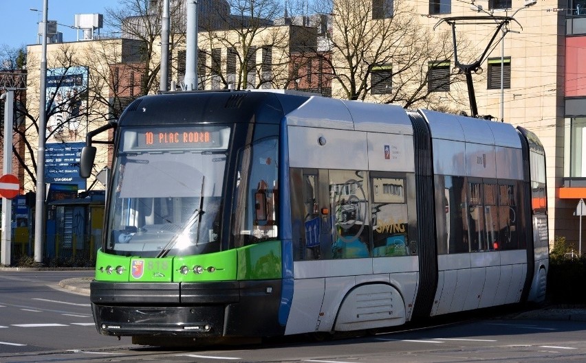 Obniżka cen biletów komunikacji miejskiej w Szczecinie. Spór o to, za ile kierowca zostawi auto w garażu. Zostawicie auto w garażu?