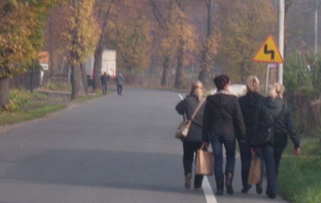 Pracownice CISPOL-u roznoszą ulotki wyborcze.