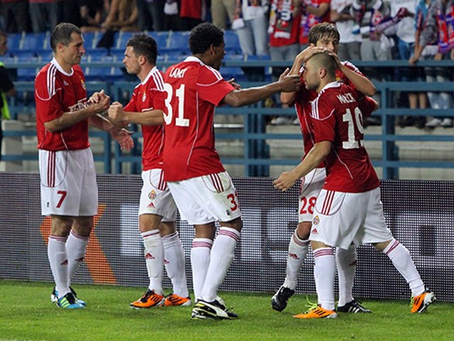 Patryk Małecki (pierwszy z prawej) nie zagra przeciwko Twente, ale Wisła chce walczyć o zwycięstwo.