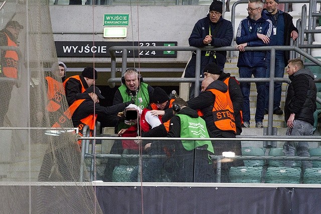 Legia Warszawa w kompromitującym stylu odpadła z Ligi Konferencji. W rewanżu przegrała bowiem z Molde 0:3, a w całym dwumeczu 1/16 finału 2:6. Na Łazienkowską przybyło ponad 27 tys. kibiców w tym grupa z Norwegii. Oto zdjęcia z trybun. Z relacji obecnych na stadionie wynika, że flaga gości "Tornekrattet" została przechwycona, zawisła w młynie do góry nogami, po czym została zwrócona właścicielom przez służby porządkowe.