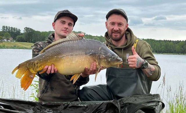 Karol Maciejczak i Bartosz Kołodziej z największą rybą zawodów, blisko 12 - kilogramowym karpiem.