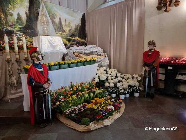 Wierni czuwają przy grobie Pana Jezusa w kościele pw. św. Ap. Piotra i Pawła w Pucku
