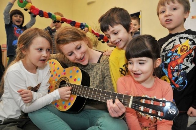 Przedszkolaki z Abrakadabry bardzo lubią, gdy ich pani - Agnieszka Ferdynus - gra im na gitarze i wspólnie śpiewają wesołe piosenki.