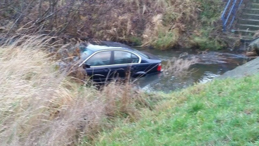 Groźny wypadek w Gryfinie. BMW wpadło do rzeki