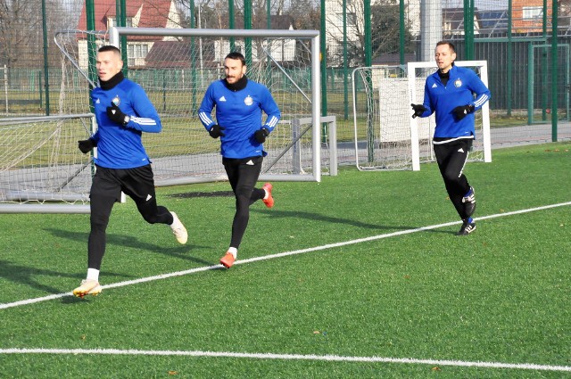 Do soboty drużyna przygotowywać się będzie na obiektach MOSiR Mielec i w hali lekkoatletycznej LKS Stal Mielec. W niedzielę piłkarze udadzą się do Turcji na 12-dniowy obóz przygotowawczy.