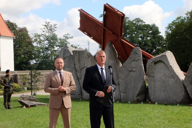 Podczas konferencji przedstawiciele Instytutu Pamięci Narodowej złożyli kwiaty i zapalili znicze pod Pomnikiem Pamięci Ofiar Lubina '82