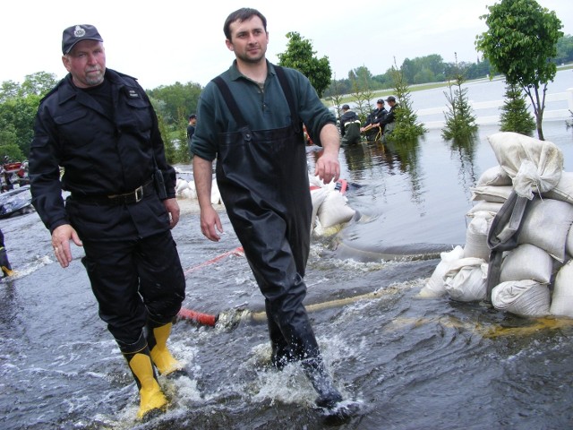 Leszek Orlewicz (pierwszy z lewej) wraz ze strażakami z Kórnika oraz innych OSP z powiatu poznańskiego uczestniczył w akcji przeciwpowodziowej w roku 2010. Na zdjęciu w rejonie Krajkowa  w gminie Mosina, gdzie zagrożone było ujęcie wody dla aglomeracji poznańskiej