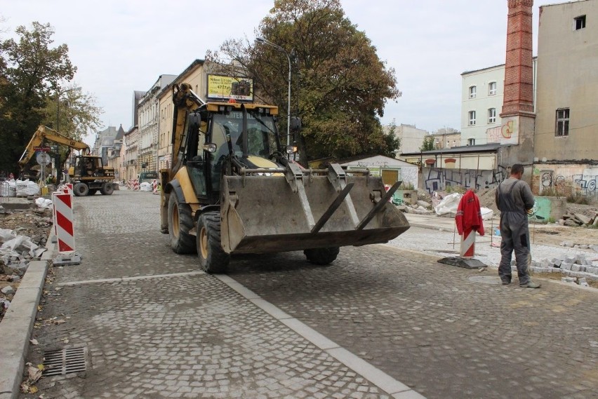 Na ulicy Tuwima na kierowców czekały koparki kursujące po...