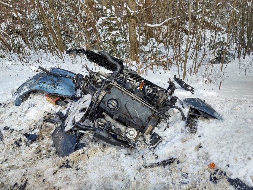 Po zderzeniu dwóch aut w Naściszowej silnik odfrunął kilka metrów od seata
