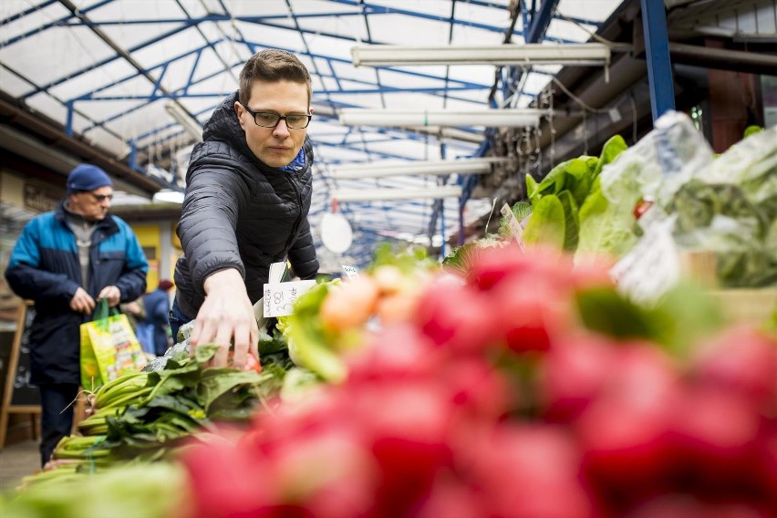 Rozmawiamy z autorem "vege kryminału" Mikołajem Marcelą. Dzięki warzywom zmienił styl życia i napisał o nich książkę!