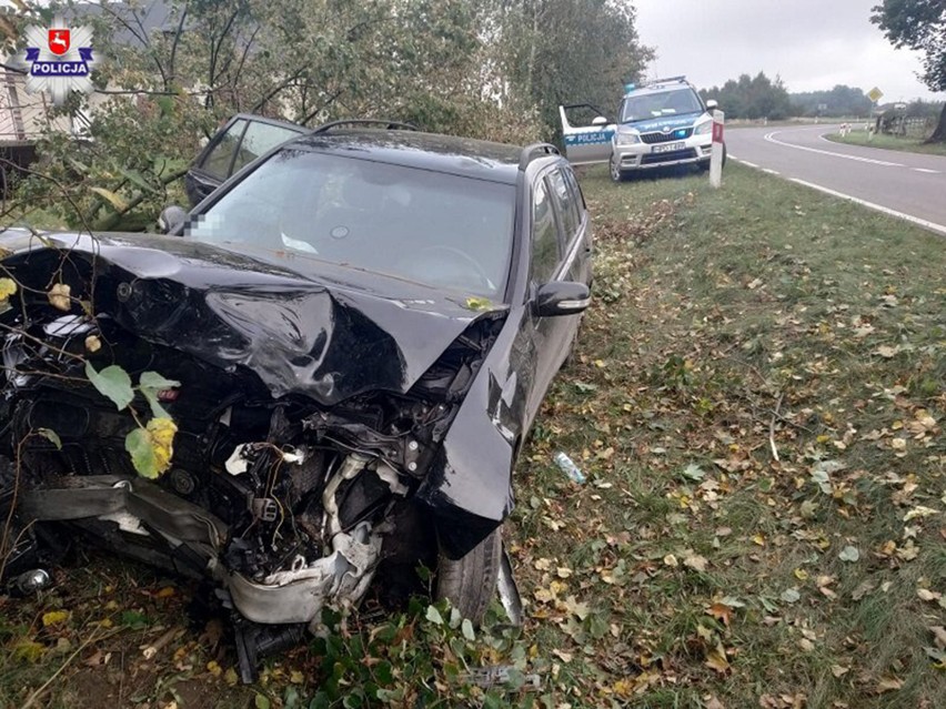 Groźny wypadek w Ossówce. Straciła panowanie nad samochodem i uderzyła w ogrodzenie, a następnie w drzewo. W samochodzie była trójka dzieci