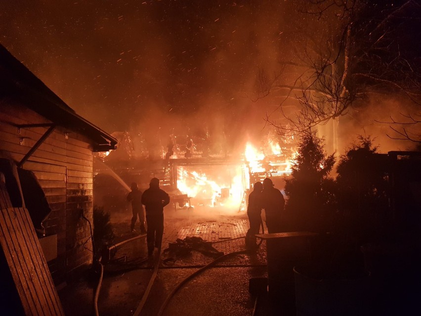 Strażacy zdjęciami udokumentowali grozę nocnego pożaru i trudność akcji w Barcicach