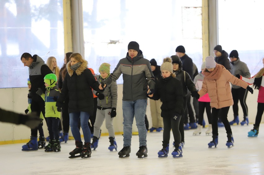 Aktywna sobota na lodowisku Stadion w Kielcach. Skorzystało z niego wiele osób. Zobacz zdjęcia