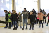 Aktywna sobota na lodowisku Stadion w Kielcach. Skorzystało z niego wiele osób. Zobacz zdjęcia