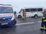 Wypadek busa, którym jechały dzieci z Drobnina w pow. leszczyńskim. Pod Braszowicami w ich auto uderzyła przyczepa ciężarówki [ZDJĘCIA]