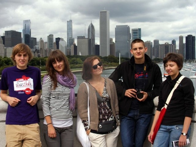 Cała piątka zwycięzców konkursu Libros Lege pozuje na tle Chicagowskich drapaczy chmur. Od lewej Marcin Panek, Kaja Winiarz, Karolina Skóra, Mikołaj Piątek i Julia Niedzielko.