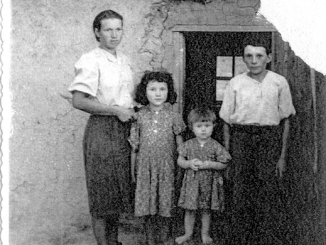 Fotografia kobiety z trojgiem dzieci na tle biednego wnętrza pochodzi z 1952 roku. Dla członków rodziny Lisieckich najcenniejsza pamiątka.