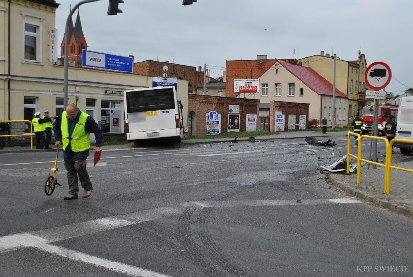 Groźny wypadek w Świeciu. Kierowca autobusu uszedł śmierci