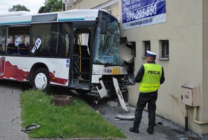 Groźny wypadek w Świeciu. Kierowca autobusu uszedł śmierci