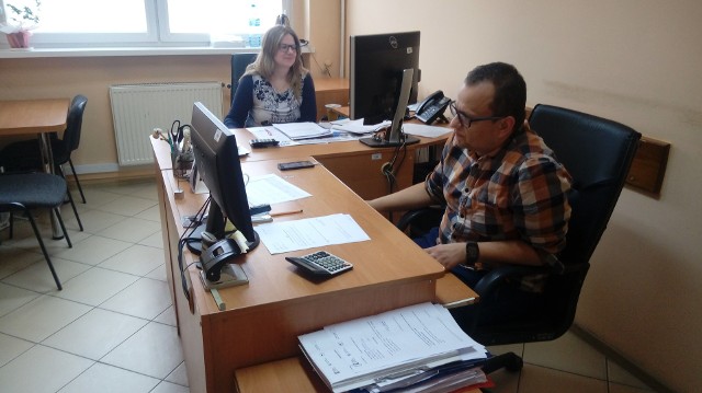 Katarzyna Słupkowska i Andrzej Maciaszek z wąbrzeskiego urzędu pracy podkreślają, że niskie stypendia stażowe nie zachęcają bezrobotnych do decyzji o skorzystaniu z takiej formy pomocy