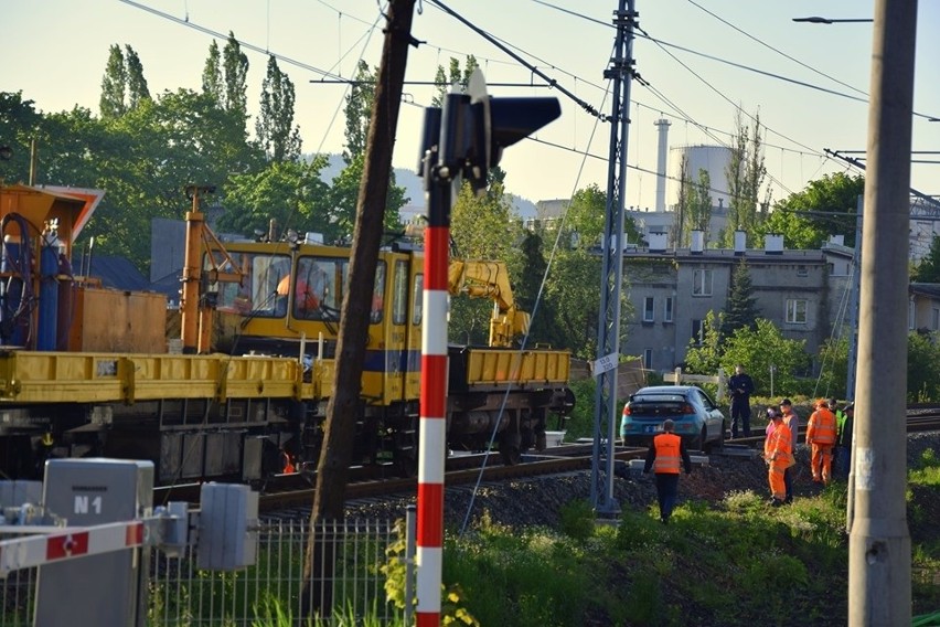 Wypadek w Bielsku - Białej: 19-latek uciekał przed policją, wjechał na torowisko i zablokował ruch pociągów ZDJĘCIA 