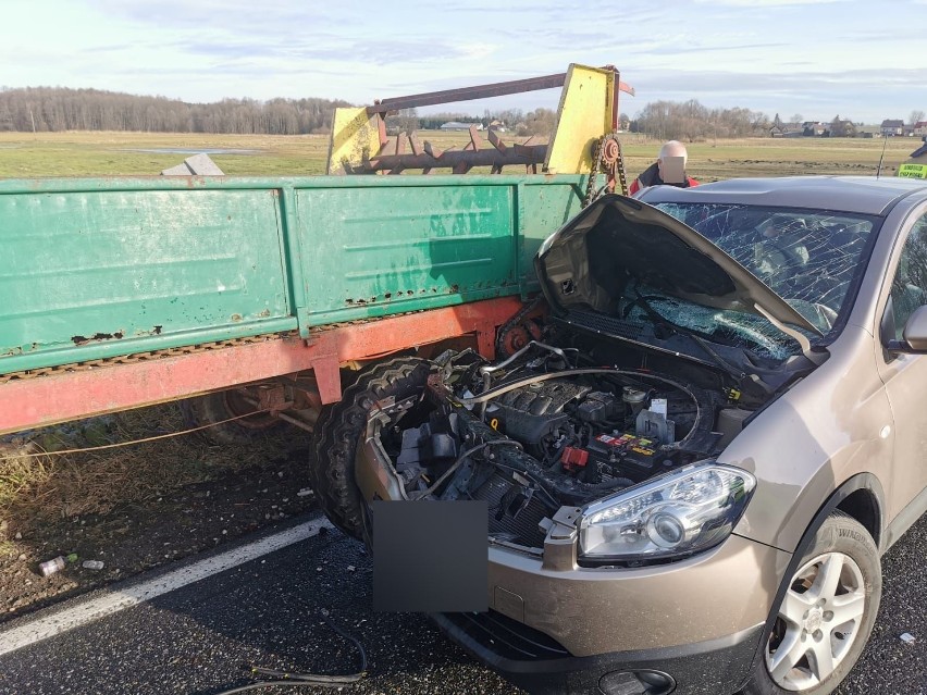 Wypadek w Zdanowicach. Nissan wjechał w przyczepę traktora. Zobaczcie zdjęcia
