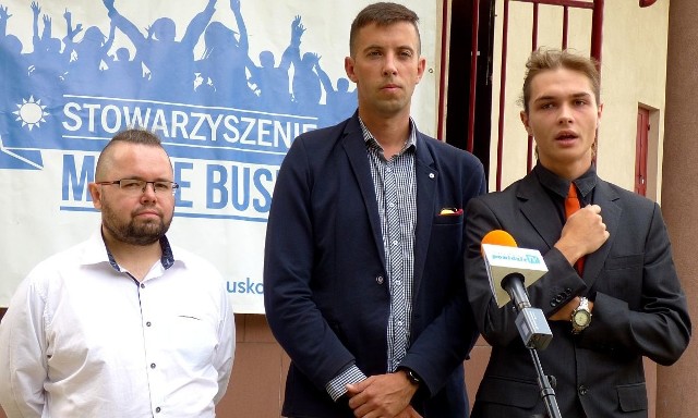 W piątkowej konferencji prasowej wzięli udział liderzy Młodego Buska (od lewej): sekretarz Kamil Oliwkiewicz, prezes Łukasz Szumilas i Patryk Leszczyński, rzecznik prasowy stowarzyszenia.
